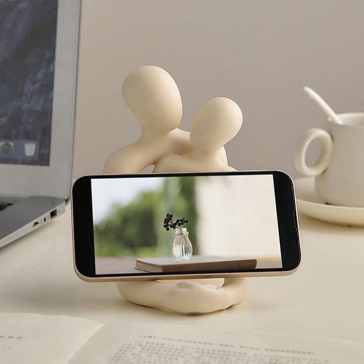 Heartwarming Loving Couple Resin Statue - A Timeless Modern Home Decor